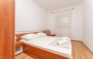 2 Bedroom Lovely Apartment In Pakostane 