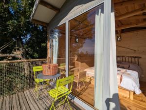 B&B / Chambres d'hotes Cabane perchee romantique avec climatisation a St Paulien - FR-1-582-535 :  Chambre Double