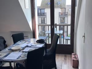 Duplex familial refait à neuf avec balcon, à deux pas de la plage - FR-1-712-96