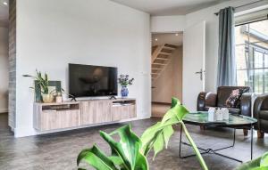 Gorgeous Home In Cadzand With Wifi