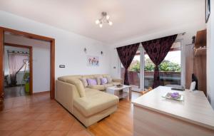 Five-Bedroom Holiday Home In Fazana