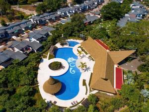 Upscale Tropical Retreat - 4BR in Gated Resort