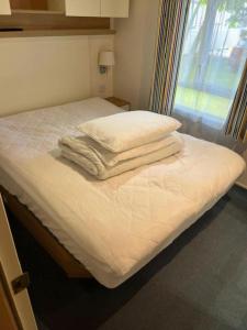 Superb Caravan At Broadland Sands Holiday Park Nearby Lowestoft Ref 20322Bs