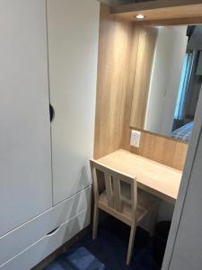 Superb Caravan At Broadland Sands Holiday Park Nearby Lowestoft Ref 20322Bs