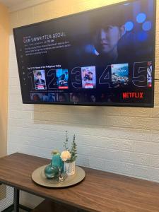 Cozy 1 BR 8 mins away SM north