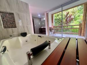 Hotel y termales Las Heliconias