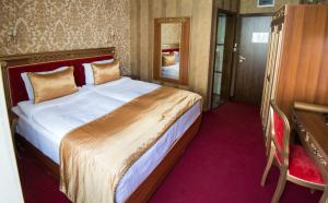 Double or Twin Room with Free Underground Parking room in Hotel Diamond