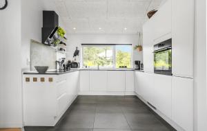 Lovely Home In Glesborg With Kitchen