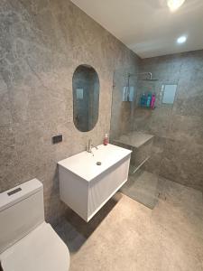 Queen Room in Modern, Guildford House - NR4