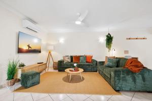 Lakeside Luxe Retreat - Pool View BBQ Spa Bath