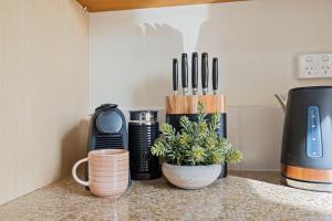 Lakeside Luxe Retreat - Pool View BBQ Spa Bath