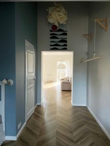 Bright and Airy 65 sqm Apt in Old Town Steps Away