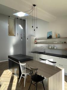 Bright and Airy 65 sqm Apt in Old Town Steps Away