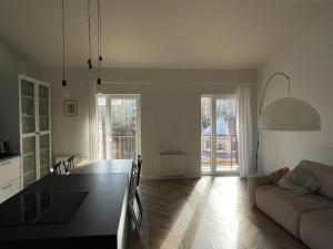 Bright and Airy 65 sqm Apt in Old Town Steps Away