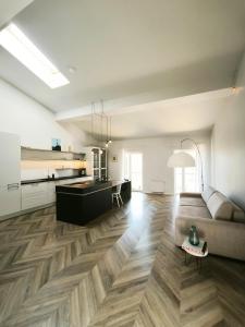 Bright and Airy 65 sqm Apt in Old Town Steps Away