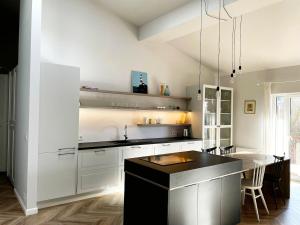 Bright and Airy 65 sqm Apt in Old Town Steps Away