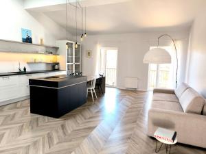 Bright and Airy 65 sqm Apt in Old Town Steps Away