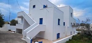 Hostel Pleasure Black Beach Parissa Santorini