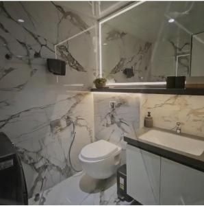 Neon - Royal Nest Aerotel with Pvt Balcony -1 km from Airport