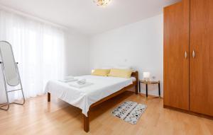 Nice Apartment In Seline With Wifi 