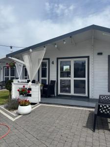 Domki LA MER USTKA z własnymi ogródkami- Balia z jacuzzi ,sauna ,rowery, klimatyzacja