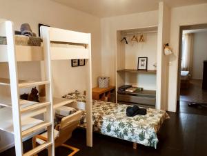 Maisons de vacances Very Chic Townhouse with Pool and Garage : photos des chambres