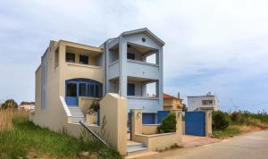 Fanis Komi Apartments