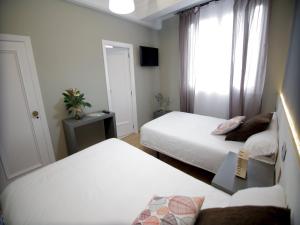 Double or Twin Room with Extra Bed room in Hotel Alda Estación Vigo
