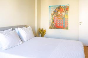 At Polyla 2 3BR Apartment 10m Walk to Metro