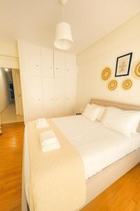 At Polyla 2 3BR Apartment 10m Walk to Metro