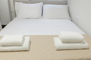 At Polyla 2 3BR Apartment 10m Walk to Metro