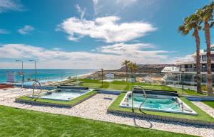 Infinity View luxury beachfront apartment pool&jacuzzi