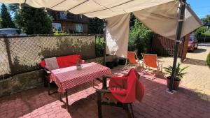 Mini apartment pod gruszą