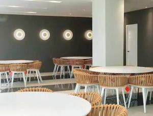 Staycation Condo - WiFi - Gym and Pool - 3 beds