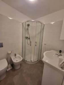 Back in Tide , frontal sea view window, no AC, Pet friendly