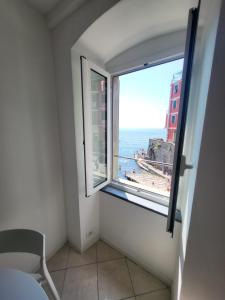 Back in Tide , frontal sea view window, no AC, Pet friendly