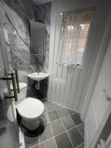 Modern 1 bed suite in guest house private garden