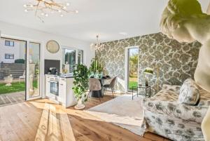 Luxury Long-Term Apartment with Garden & Whirlpool