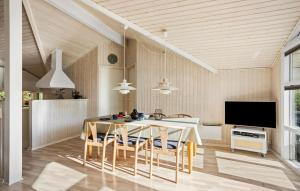 Stunning Home In Humble With Wifi