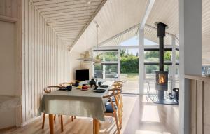 Stunning Home In Humble With Wifi