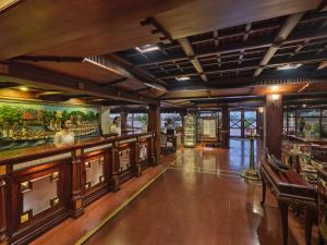 Sterling Lake Palace Alleppey