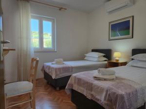 APARTMENTS JELENA 1,2,3,4 & 5 SUPETAR - free parking