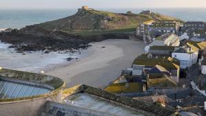 Tate Five Penthouse apartment with panoramic views of St Ives