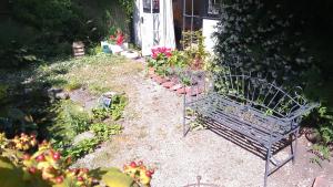 Cosy cottage+ secluded garden