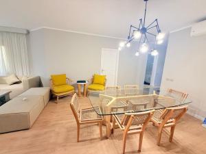 3BR Duplex with Rooftop Oasis in the Heart of Einbay