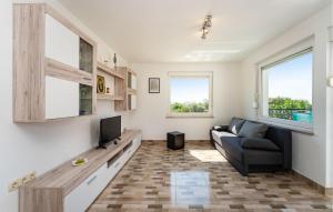 Cozy Home In Polaca With Wifi