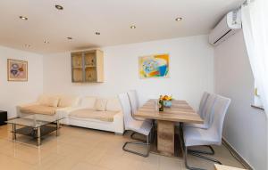 Cozy Home In Polaca With Wifi