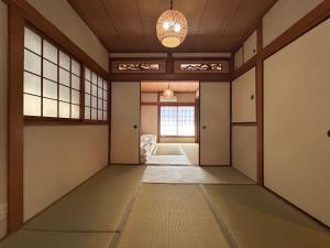 3LDK Entire house for rent 3 bedrooms, 2 toilets, and parking lot! Close to the station, Osaka Castle, and USJ!