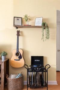 The Johnny and Dolly Historic Hideaway, Music Row Unit 2