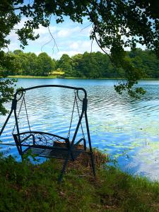 Dworek nad jeziorem z prywatną plażą